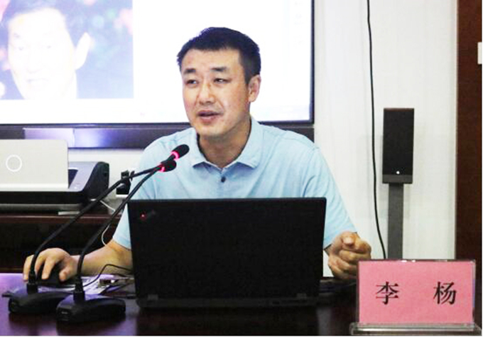 黨委委員、紀委書記、工會主席李楊對新員工進行廉潔從業(yè)教育